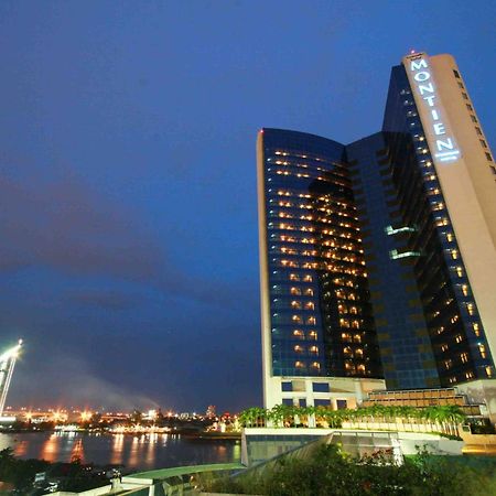 Montien Riverside Hotel Bangkok Exterior foto The hotel at night