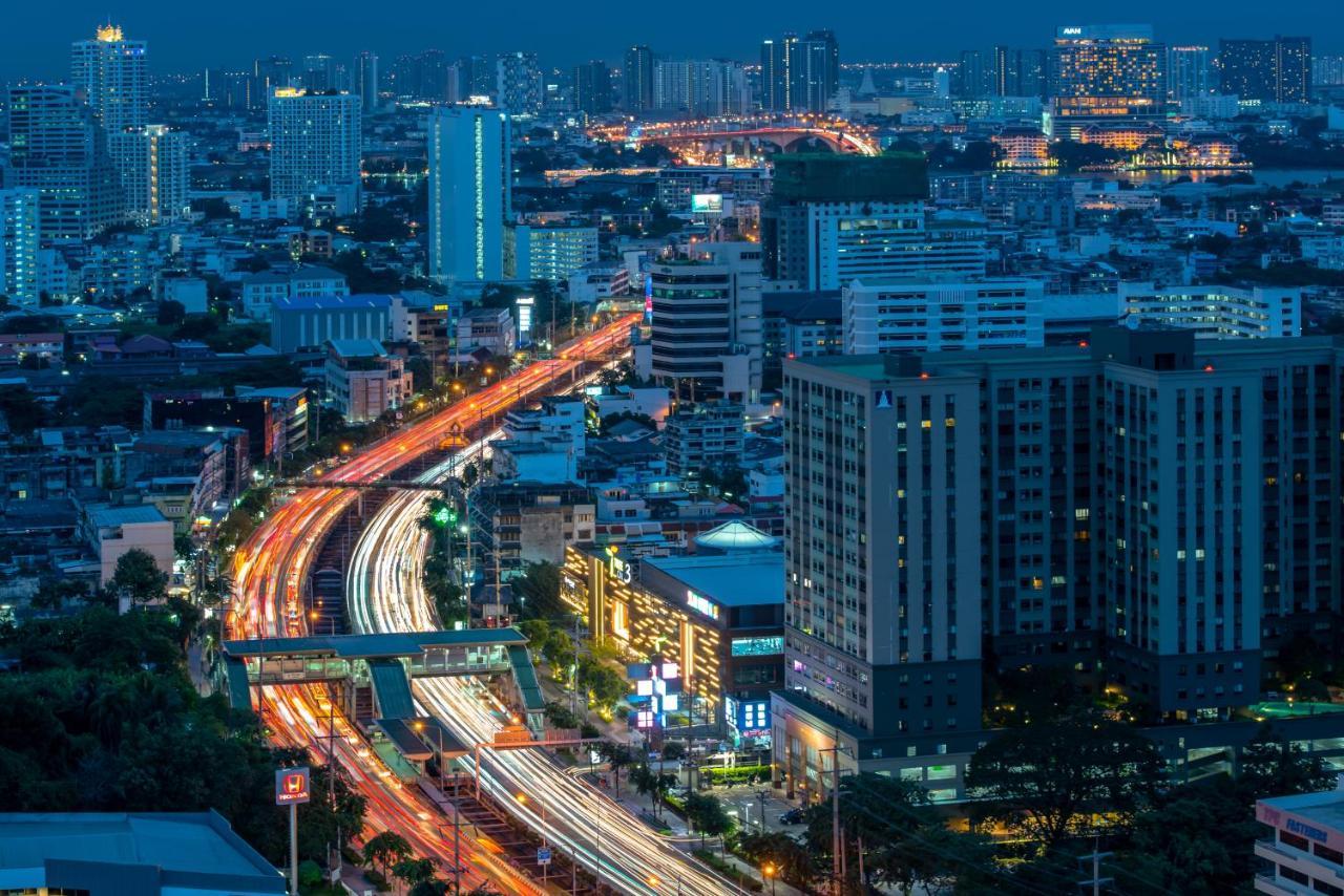 Montien Riverside Hotel Bangkok Exterior foto The expressway at Sukhumvit 26