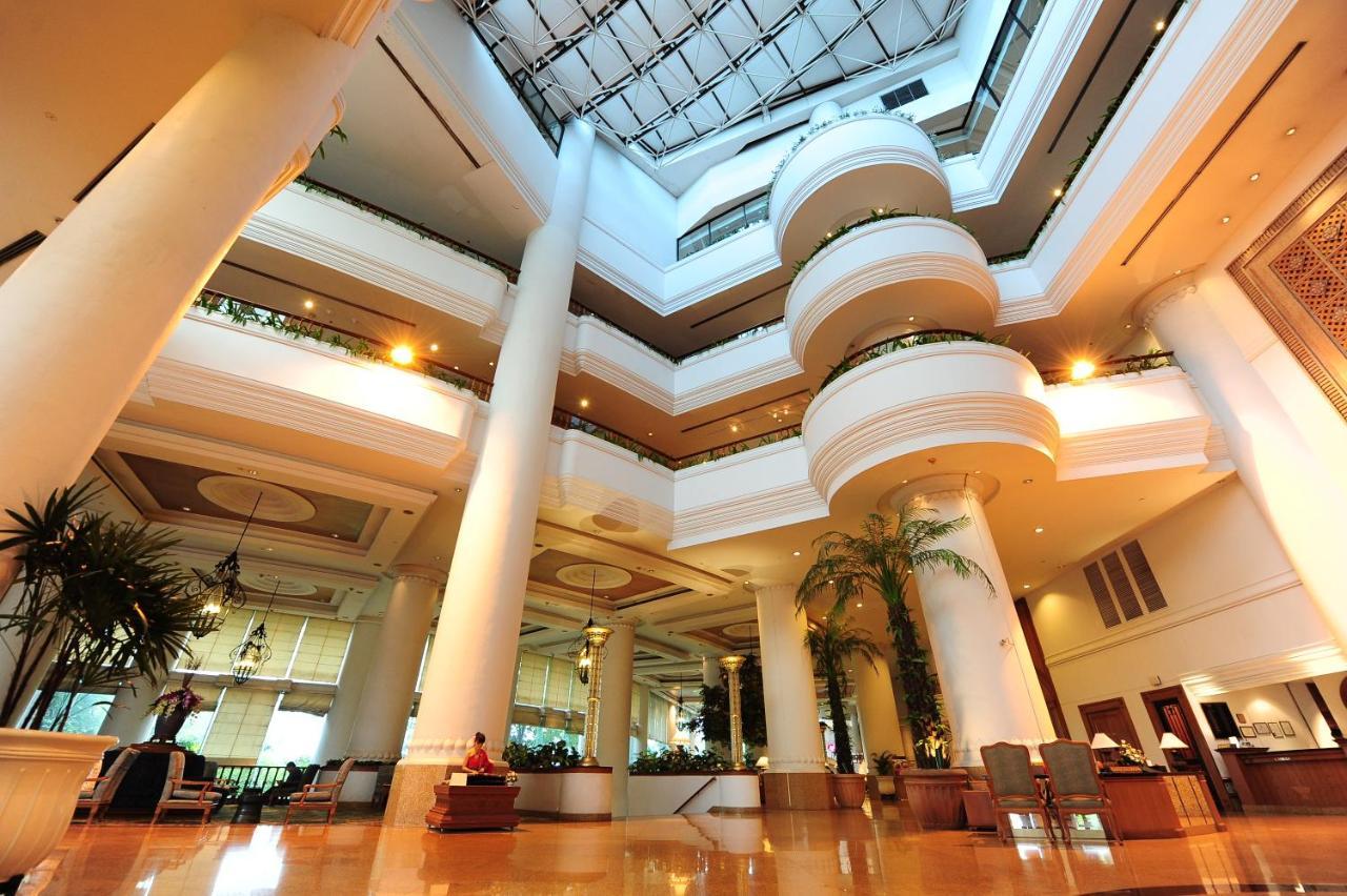 Montien Riverside Hotel Bangkok Exterior foto The lobby of the hotel