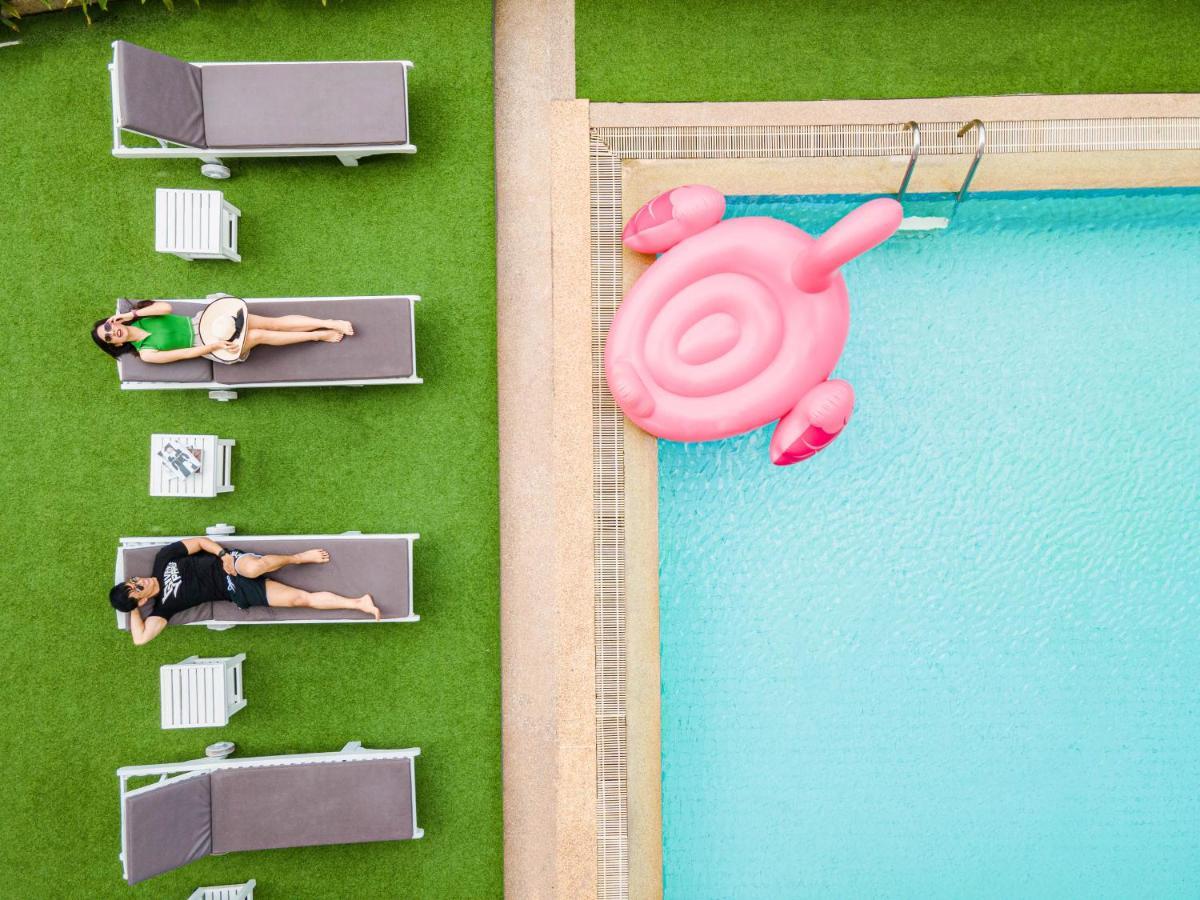 Montien Riverside Hotel Bangkok Exterior foto Aerial view of a pink flamingo float