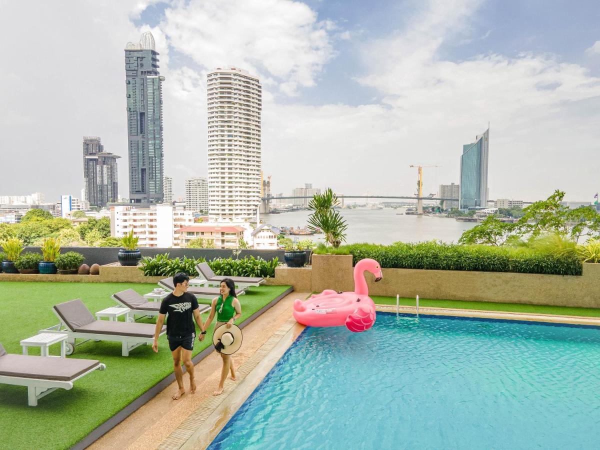 Montien Riverside Hotel Bangkok Exterior foto The rooftop pool at the hotel