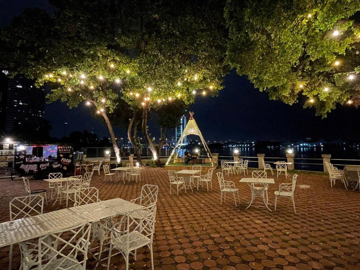 Montien Riverside Hotel Bangkok Exterior foto The park at night