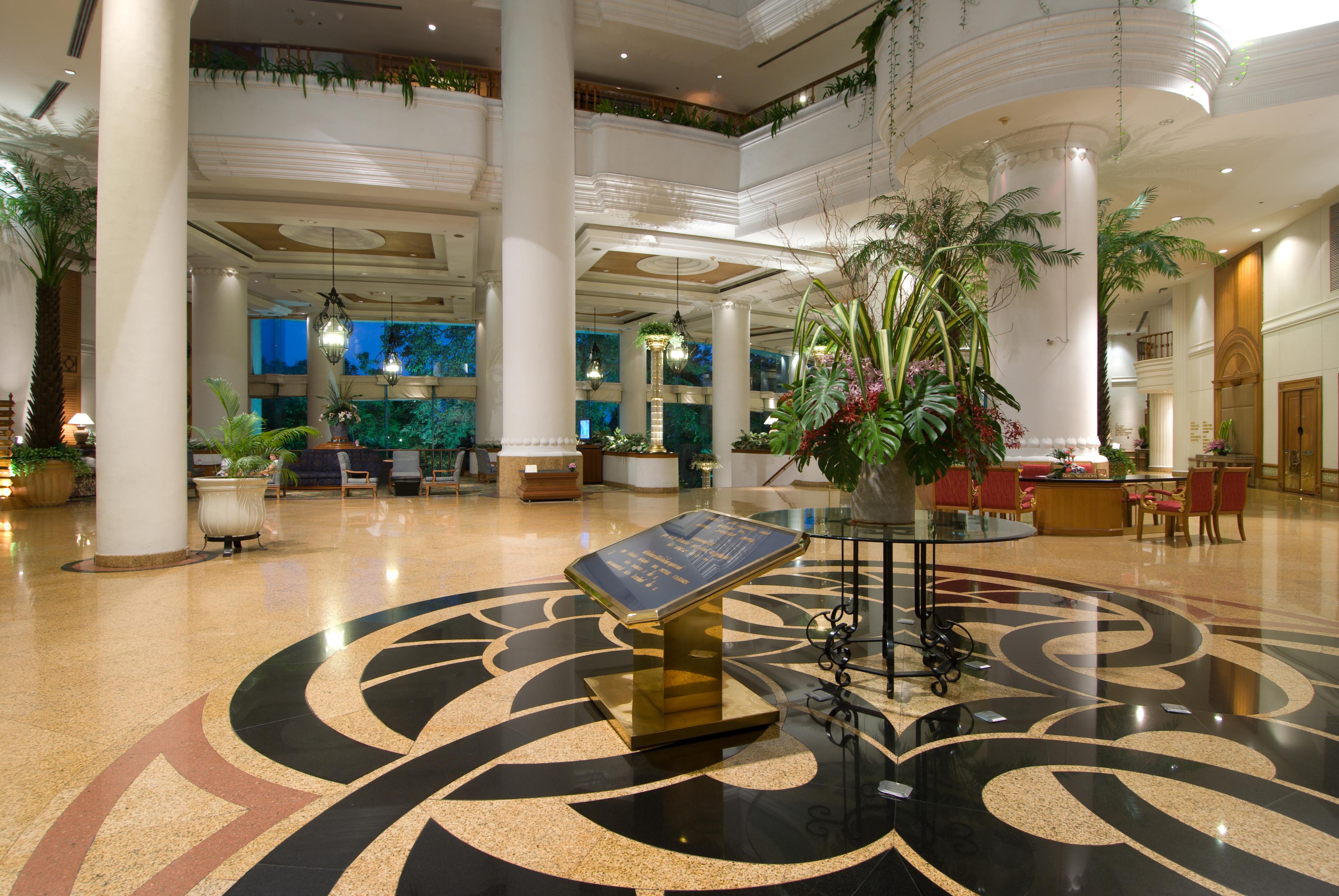 Montien Riverside Hotel Bangkok Exterior foto The lobby of the Royal Garden Hotel