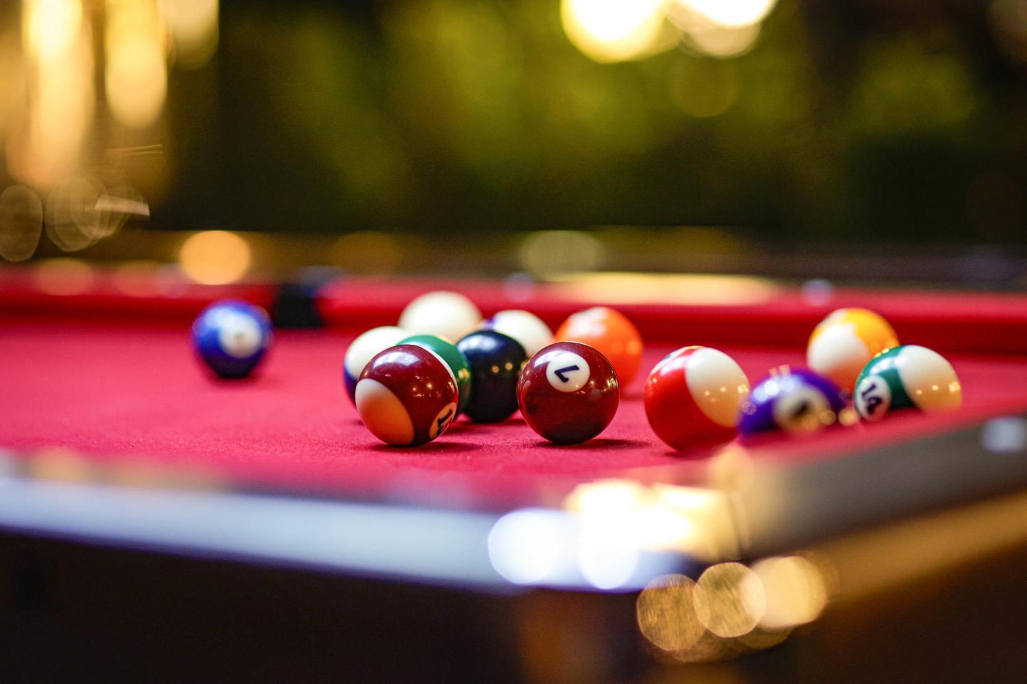 Montien Riverside Hotel Bangkok Exterior foto Pool balls
