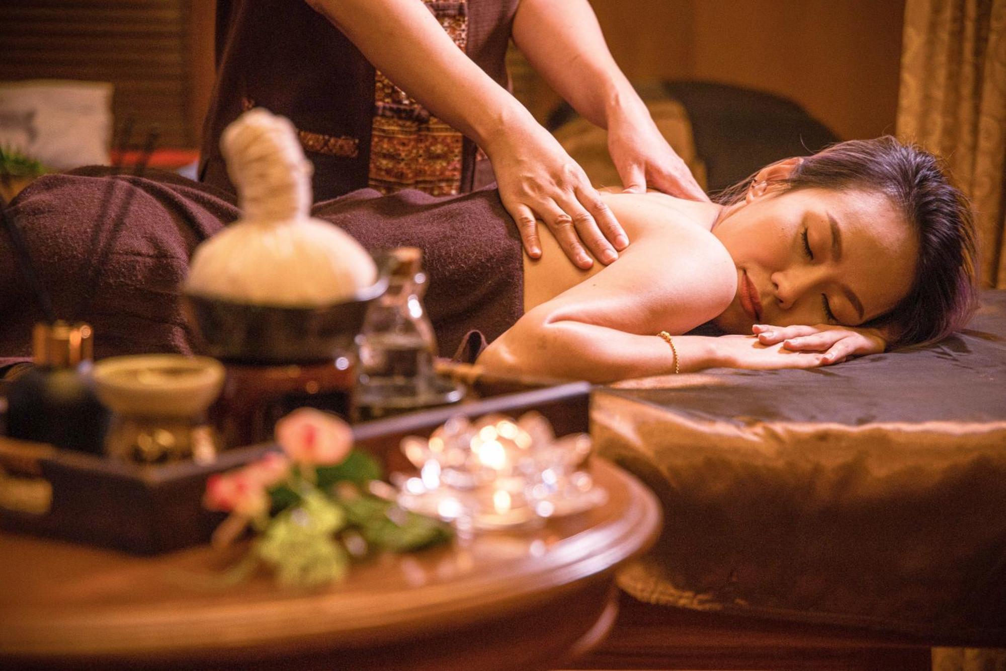 Montien Riverside Hotel Bangkok Exterior foto Thai massage
