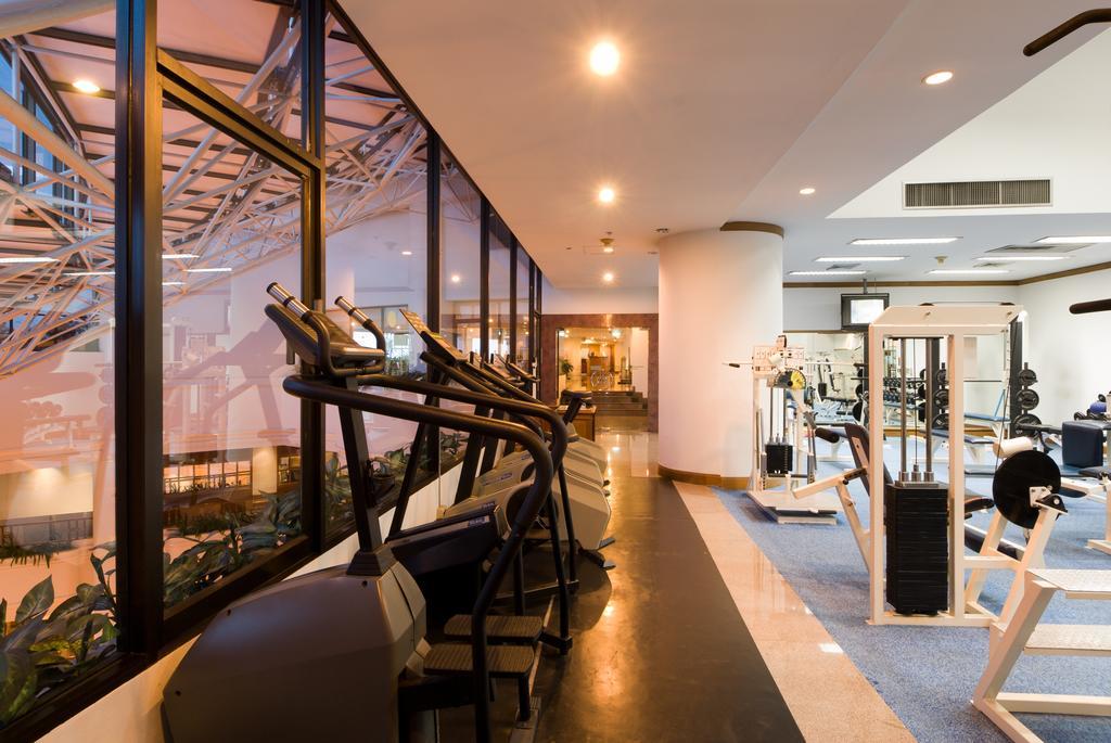 Montien Riverside Hotel Bangkok Exterior foto The gym at the hotel