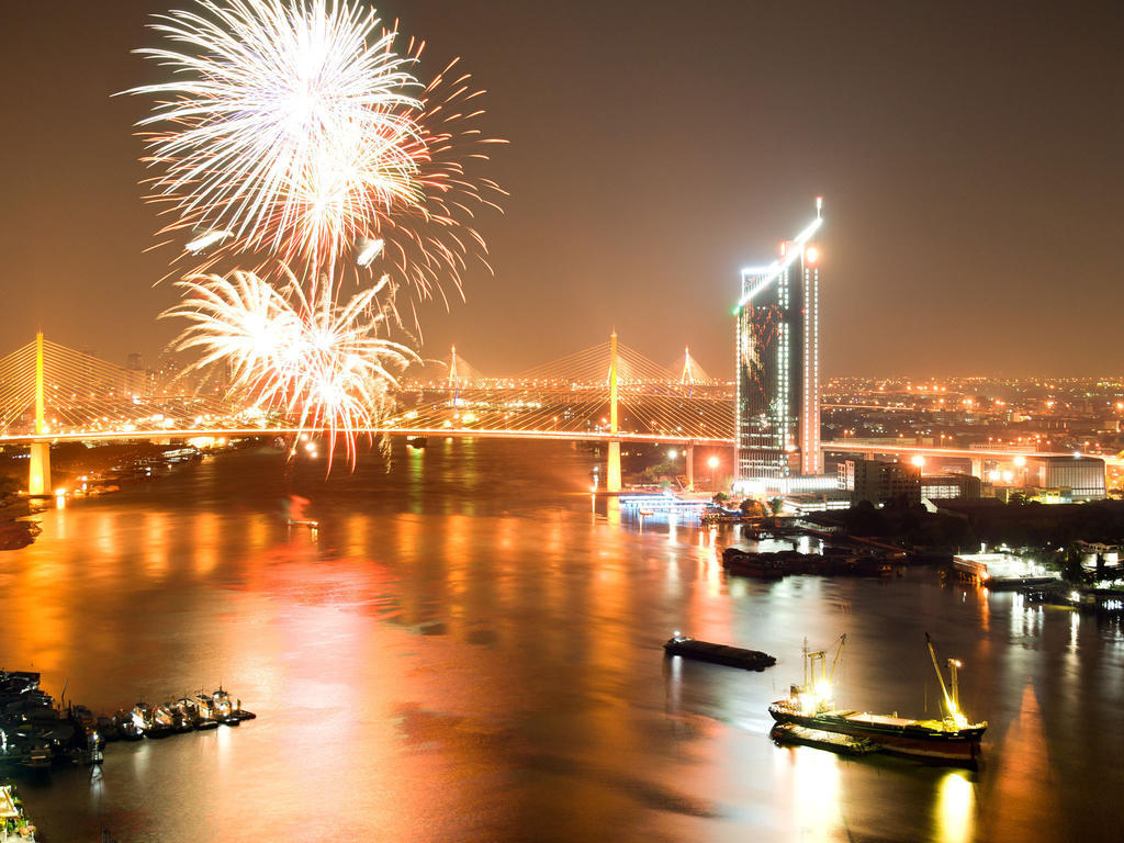 Montien Riverside Hotel Bangkok Exterior foto Fireworks over the Chao Phraya River