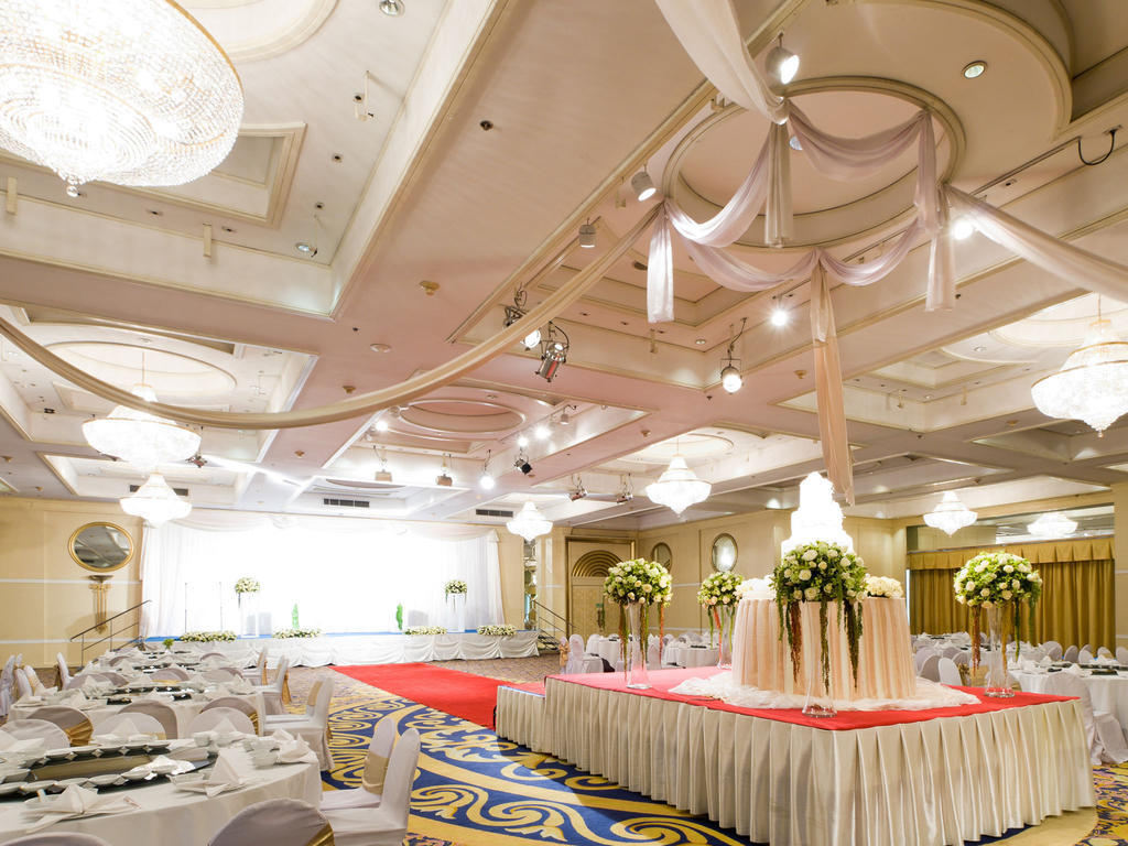 Montien Riverside Hotel Bangkok Exterior foto A wedding reception at the Grand Ballroom