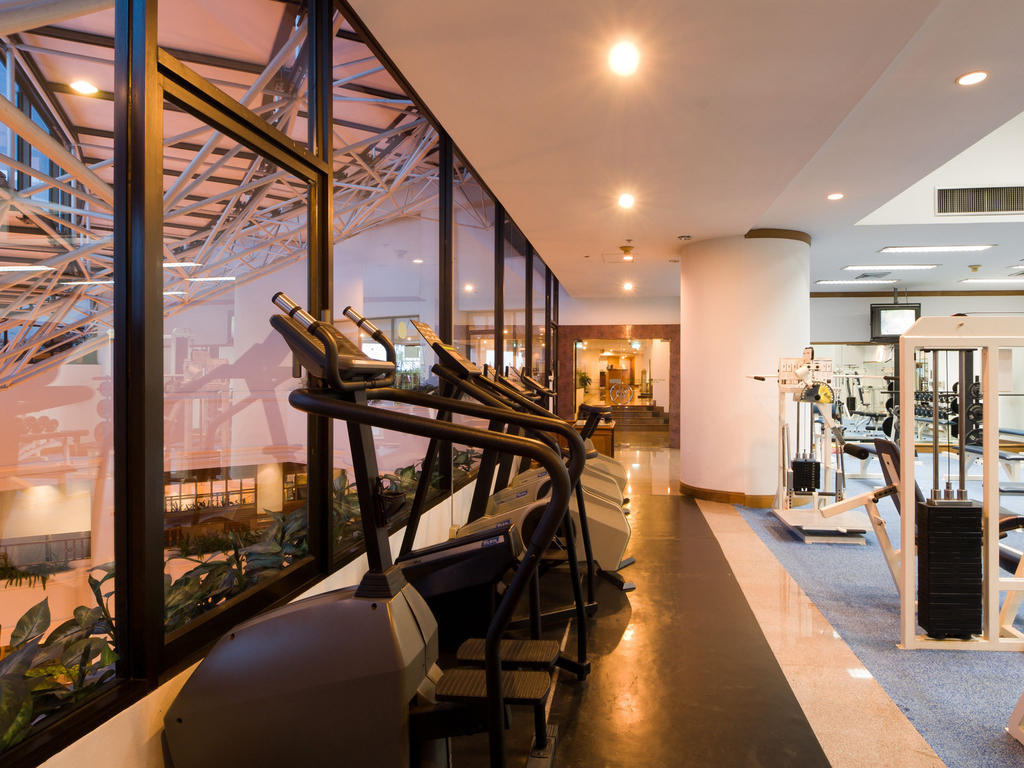 Montien Riverside Hotel Bangkok Exterior foto The gym at the hotel