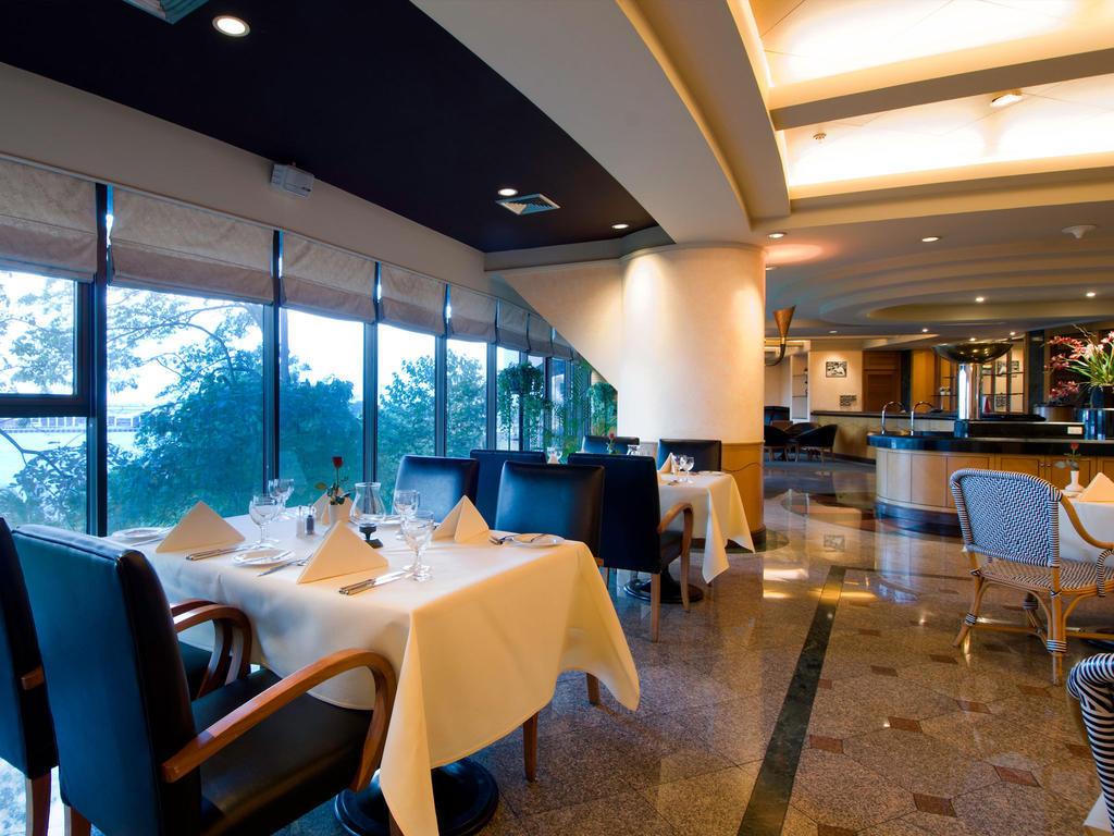 Montien Riverside Hotel Bangkok Exterior foto The restaurant