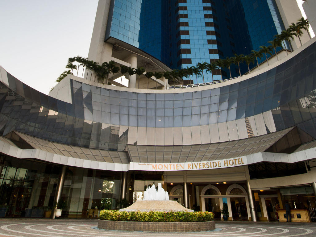 Montien Riverside Hotel Bangkok Exterior foto The hotel's entrance