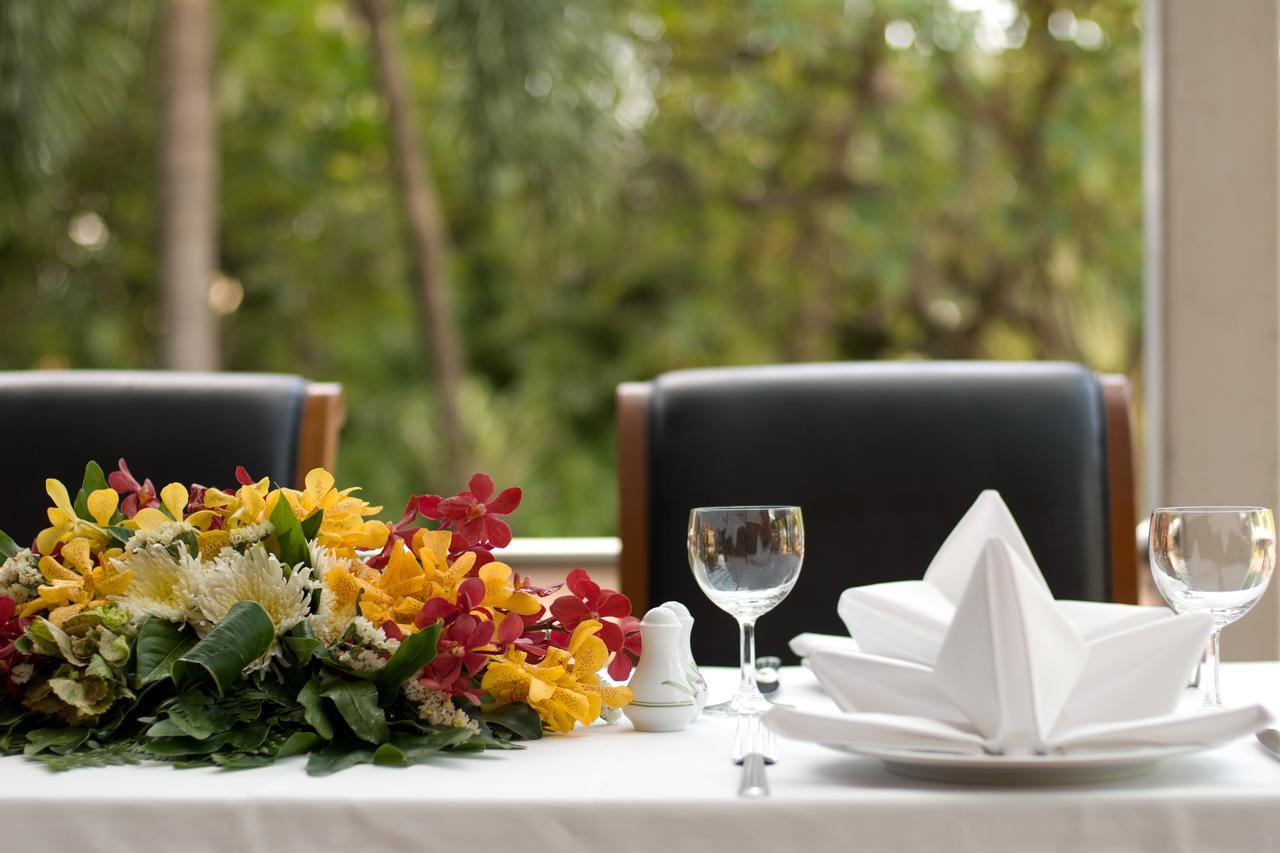 Montien Riverside Hotel Bangkok Exterior foto A table set for fine dining