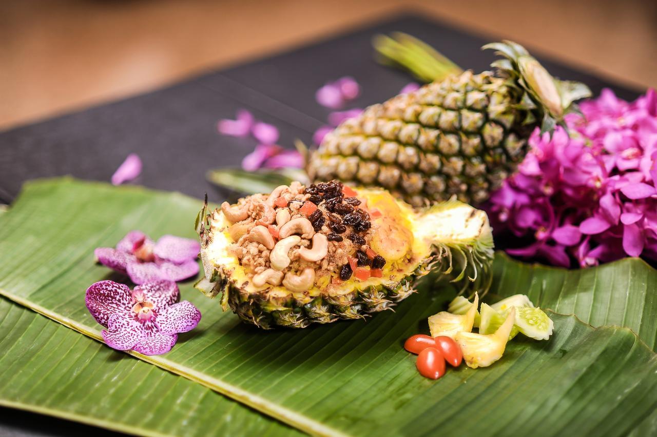 Montien Riverside Hotel Bangkok Exterior foto Pineapple fried rice