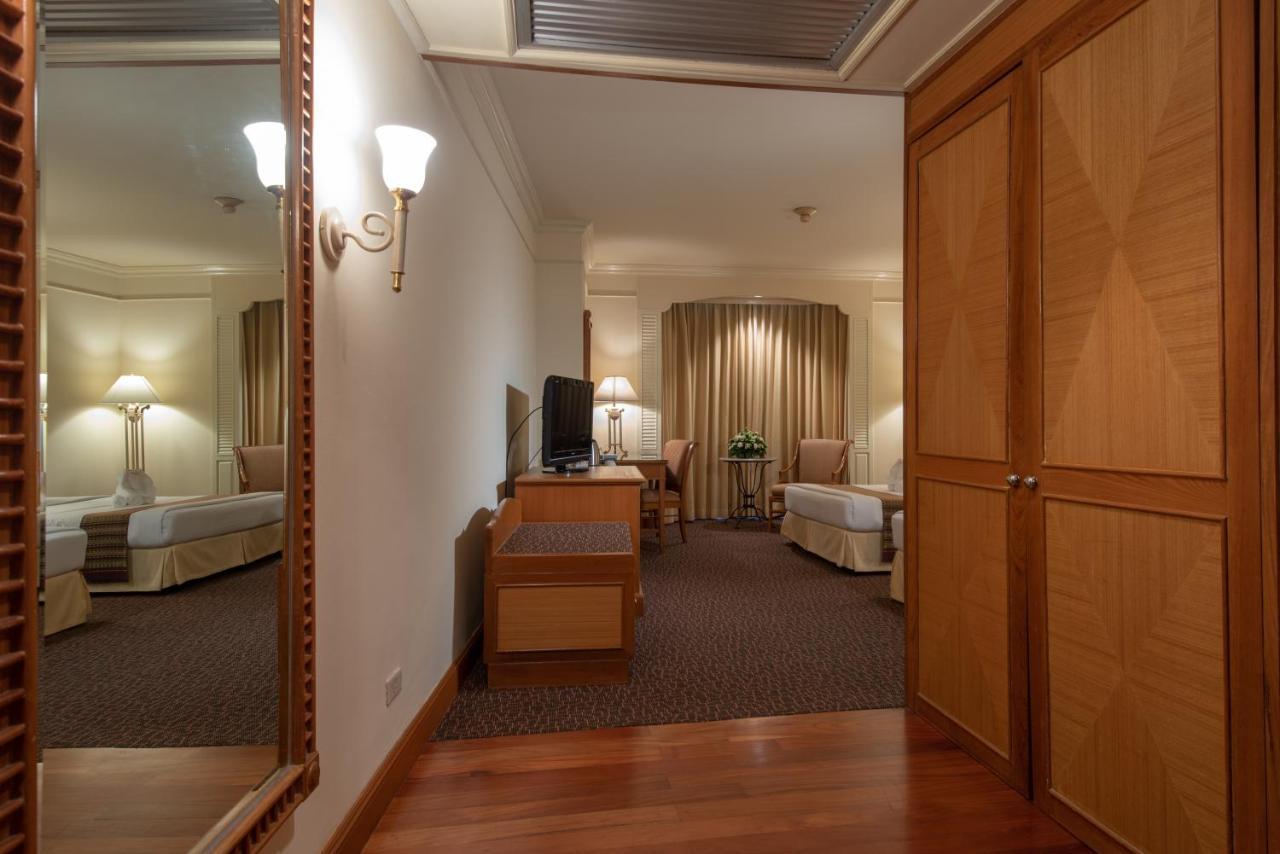 Montien Riverside Hotel Bangkok Exterior foto A room at the hotel