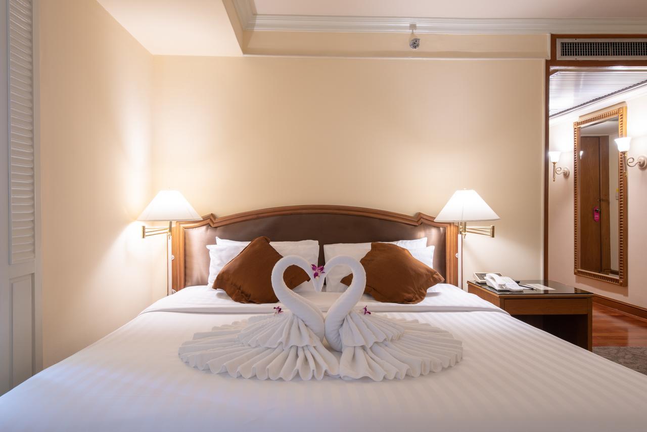 Montien Riverside Hotel Bangkok Exterior foto A bed with a towel swan