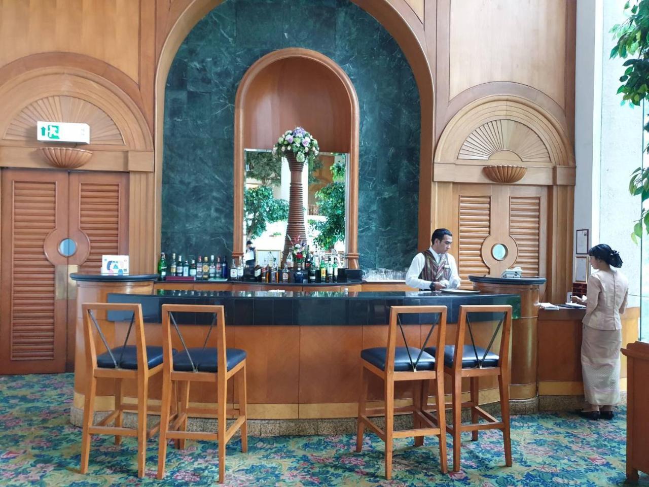 Montien Riverside Hotel Bangkok Exterior foto The bar at the lobby