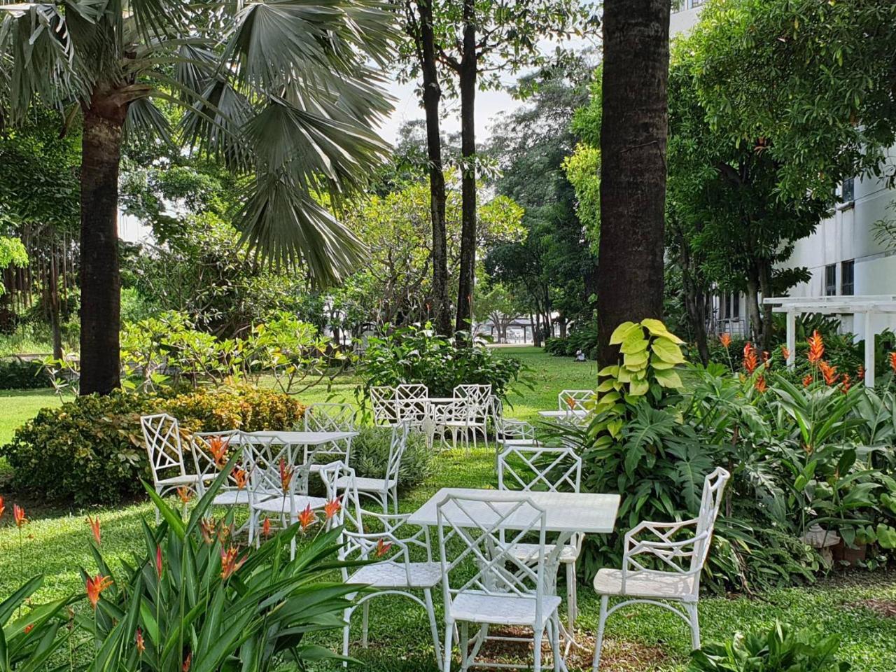 Montien Riverside Hotel Bangkok Exterior foto The garden of the hotel