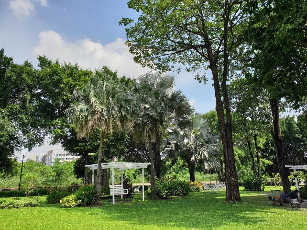 Montien Riverside Hotel Bangkok Exterior foto LUMS Campus