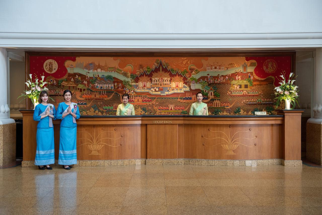 Montien Riverside Hotel Bangkok Exterior foto The lobby of the hotel